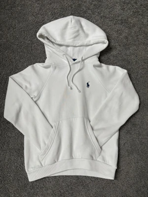 Vit Ralph lauren hoodie. - Tröjan i strlk XXS och passar dig som är 150-160cm. Finns en fläck på framfickan som inte syns mycket. Pris ej hugget i sten! Hör av dig vid minsta fråga!