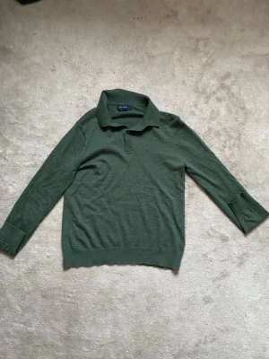 Långärmad pike - Riktigt snygg olivgrön lång piké ifrån Riley den är i storlek L men sitter bättre på personer som har storlek M. Piken passar till allt blå jeans mjukisbyxor svarta jeans vad som! Köp nu för endast 300 kr  mått finns med om du bläddrar bland sidorna 