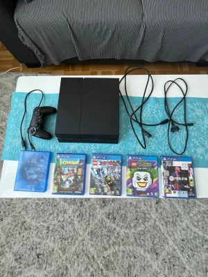 Playstation 4 med handkontroll och spel - Säljer en svart Playstation 4 med en matchande svart handkontroll, strömkabel och HDMI-kabel. Fem spel ingår även. Priset kan diskuteras vid snabb affär, möts endast upp i Malmö. 
