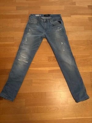 Replay jeans  - Säljer ett par replay jeans i modell Anbass, storlek 29:30. Skick 9/10. Skriv om ni har några funderingar!