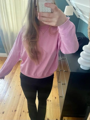 Rosa sweatshirt  - Enkel och snygg rosa sweatshirt med rund hals och långa ärmar. Tröjan har en avslappnad passform och ribbade muddar vid ärmslut och nederkant. 