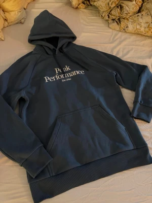  Peak Performance hoodie  - ny peak performance hoodie, fick den i julklapp men för stor för mig. Endast använd 1 gång Storlek M