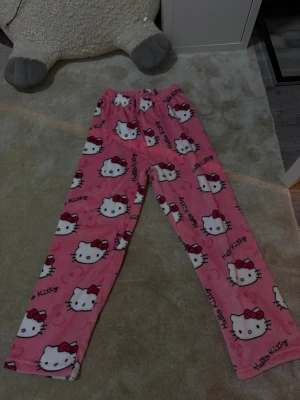 Rosa Hello Kitty pyjamasbyxor - Säljer ett par nya hello kitty pyjamas/mjukis, beställde dem och kunde till och med tillbaka dem och säljer dem för billigt.
