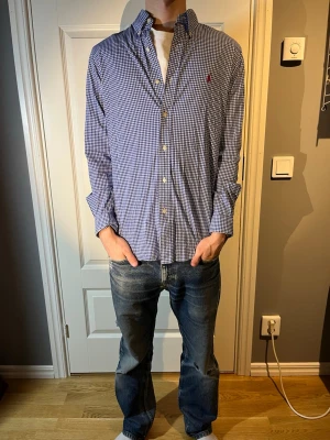 Ralph lauren skjorta - Säljer en Ralph lauren skjorta i blå rutigt mönster riktigt snygg inga defekter! Modellen på bilden är 183 och väger 65 kg. Vid frågor hör av er!