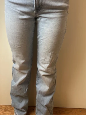 Snygga jeans - Jeans är jätte snygga och kommit till användning mycket dem har dock börjat bli märkbart använda som ni ser på bilde men det syns ej på inget hål eller så bara att dem börjar bli slitna. Original pris 600 