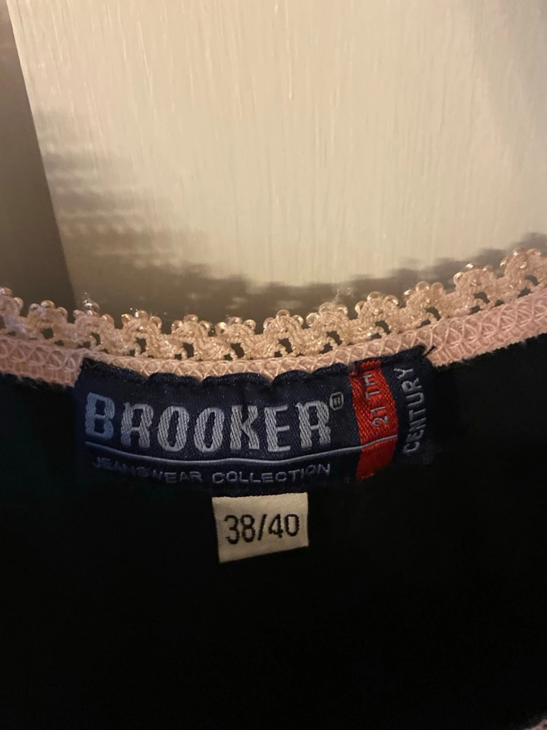 Svart topp med spets och rosett - 3