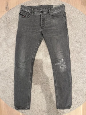 Diesel Sleenker Slim Fit Jeans - Säljer nu dessa riktigt feta Diesel jeansen, modellen är sleenker & sitter slim fit, jeansen har en riktig snygg grå tvätt samt en snygg slitning på ena benet, storleken på dessa är W32 & L32, vid fler frågor kring mer bilder eller liknande är det bara att höra av sig / AC Fashion 🤝