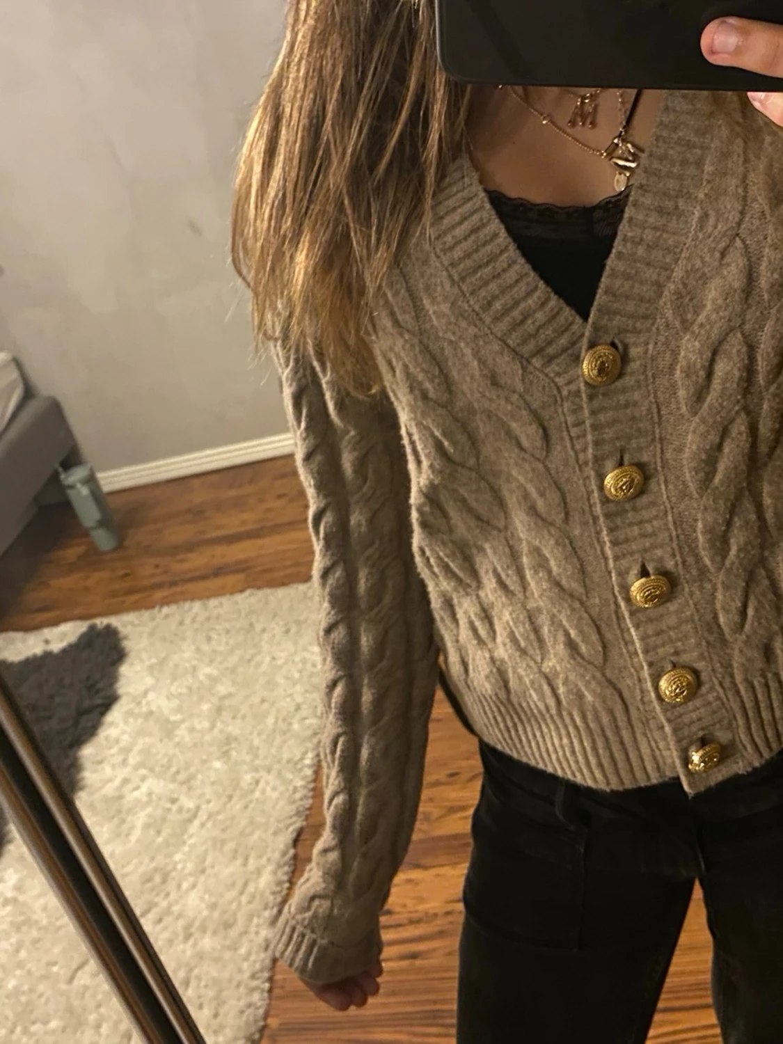 Beige kabelstickad kofta med guldknappar - 1