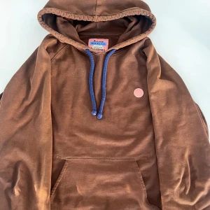 Acne studios hoodie  - Storlek L så skulle säga passar 183-190 suveränt, har lite tecken på användning som små mängder solblekning som ger den lite mer karaktär, priset är icke fast och svarar gärna på frågor!