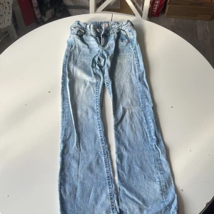 Ljusblå jeans från Gina Tricot - Säljer ett par ljusblå jeans från Gina Tricot i klassisk femficksmodell. Jeansen har raka ben, normal passform och är tillverkade i mjukt denimtyg. Perfekta för dig som gillar en enkel och stilren look. Storlek 158.