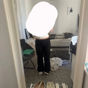 Svarta kostymbyxor från Madlady, X-short - Säljer ett par svarta byxor från Madlady i storlek EU34 X-short. Byxorna har en rak passform med låg midja och är perfekta till sneakers eller boots. Aldrig använda