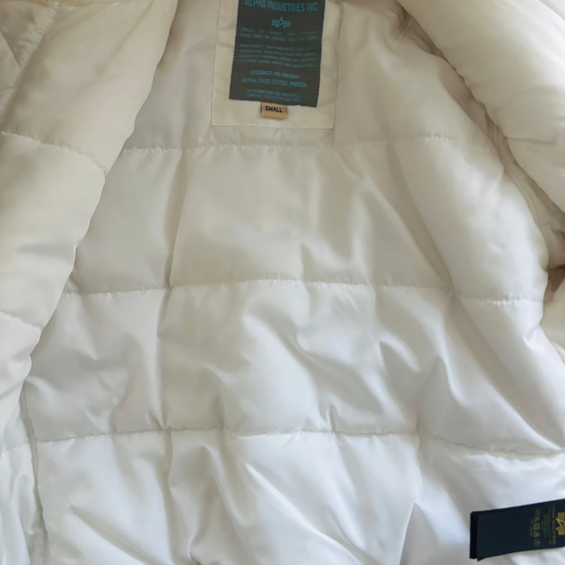 Vit bomberjacka Alpha Industries S - 3