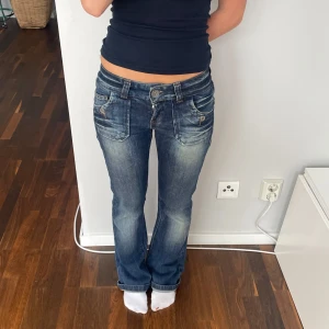 Only jeans - Only jeans midjemått: 38x2cm innerbenslängd: 79cm 