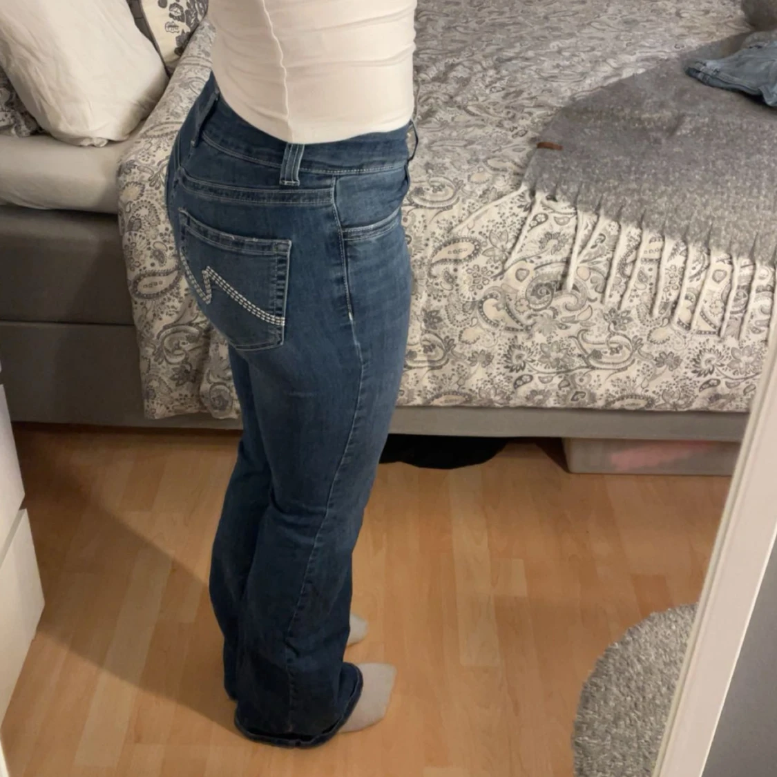 Blå bootcut jeans från Nelly