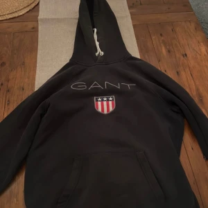 Gant hoodie  - Den har lite märken på luvan som på bild 