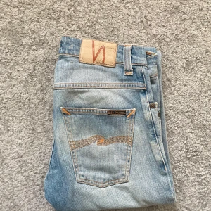Nudie Jeans - Sjukt snygga jeans från märket Nudie Jeans | Sjukt snygg färg, väldigt eftertraktade | Skick 9/10 - BRA SKICK | Storlek W28 L30 | Jag kan gå ner i pris ‼️Kom gärna med bud och hör av dig vid minsta lilla fråga.