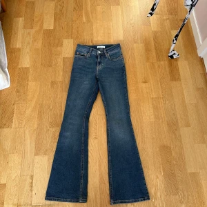 Blå bootcut jeans från Perfect Jeans - Snygga blå jeans från Gina Tricot som är mellan/högmidjade och i storlek 32. Jättebra skick och knappast använda💙