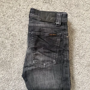 Nudie Jeans - Sjukt snygga jeans från märket Nudie Jeans | Sjukt snygg färg, väldigt eftertraktade | Skick 8/10 - bra skick | Storlek W27 L32 | Jag kan gå ner i pris ‼️Kom gärna med bud och hör av dig vid minsta lilla fråga.