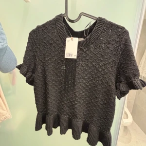Svart stickad kortärmad tröja - Helt ny tröja med lappar & oanvänd!! Supersöt och passar till allt 