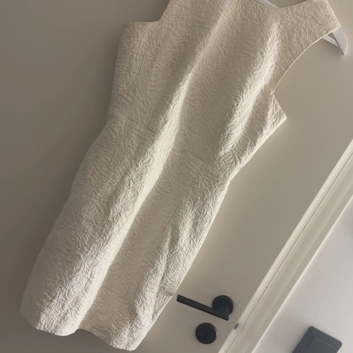 Vit strukturerad ärmlös klänning - 1