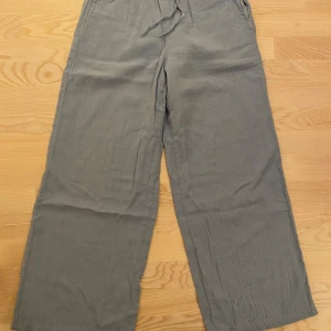 Ljusblå linnebyxor från LCW Casual, strl 36 - Snygga ljusblå linnebyxor från LCW Casual i storlek 36. Byxorna har breda ben, resår i midjan och snörning framtill för extra komfort. Perfekta för en avslappnad och chill stil under varmare dagar.