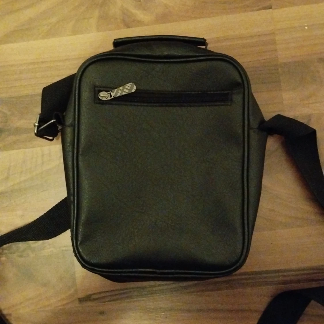 Svart axelväska från Lacoste i skinn - 1