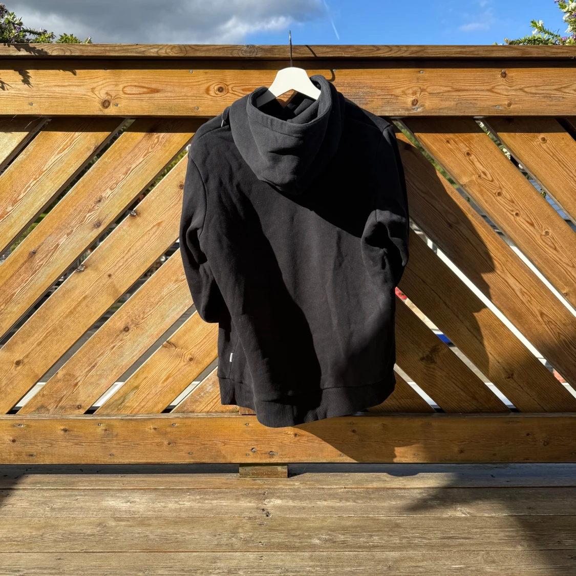 Svart hoodie från Jack & Jones - 1