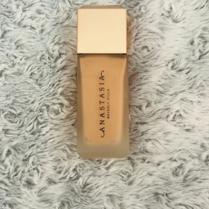 Anastasia Beverly Hills Foundation 2N - Impeccable Blurring Second-Skin Matte Foundation i nyansen 2N från Anastasia Beverly Hills. Kommer i en lyxig glasflaska med guldig fyrkantig kork. Ger en matt finish och har en neutral underton. Perfekt för dig som vill ha en naturlig och jämn bas. Har inte använt, bara testad en gång