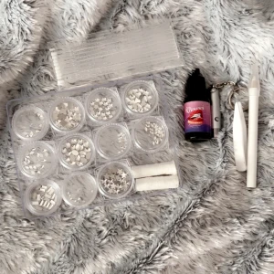Kit för tandstenar och tanddekoration - Säljer ett komplett kit för att sätta fast silvriga tandstenar och dekorationer på tänderna. Innehåller olika former av stenar, lim, verktyg och instruktioner. Perfekt för att skapa en unik look med stjärnor, hjärtan och andra former. Allt i praktisk förvaringsbox. Intsruktioner i sista bilden