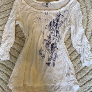Vintage blommig blus med blått tryck - Vit blus med fjärilar på framsidan. Medelånga armar.💕💕💕