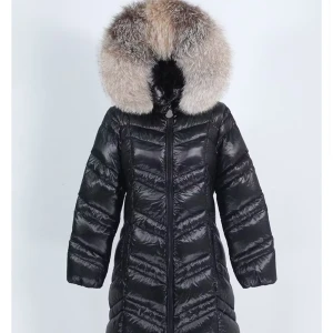 Svart lång dunjacka med pälsluva  - Snygg svart lång dunjacka med glansig finish och stor fluffig päls. Perfekt för kalla vinterdagar när du vill hålla stilen. Köpt på femenina för 3799kr. Använd ett fåtal gånger. Skriv gärna för fler bilder. (Pälsen är ljusare i verkligheten) Pris går absolut att diskutera💓