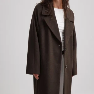 Brun kappa - Oversized kappa i ullblandning, använd fåtal gånger, ny priset är 1 499kr! Priset kan diskuteras 