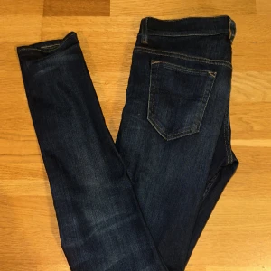 Tiger of Sweden  - Ett par snygga blå slimmade jeans från Tiger Of Sweden som är gjorda av stretchigt denim 