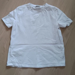 Vit t-shirt från zara - En jätte fin t-shirt från zara som har används max 3 gånger men är fortfarande som ny. 