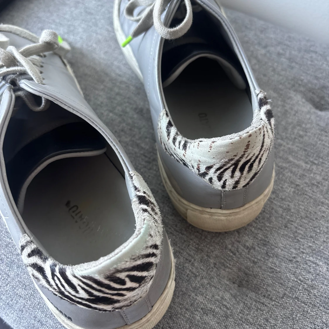 Grå sneakers Axel Arigato zebra-detalj - 2