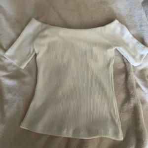 Vit ribbad offshoulder topp H&M - Säljer en vit ribbad offshoulder topp från H&M i storlek S. I mycket bra skick 💞