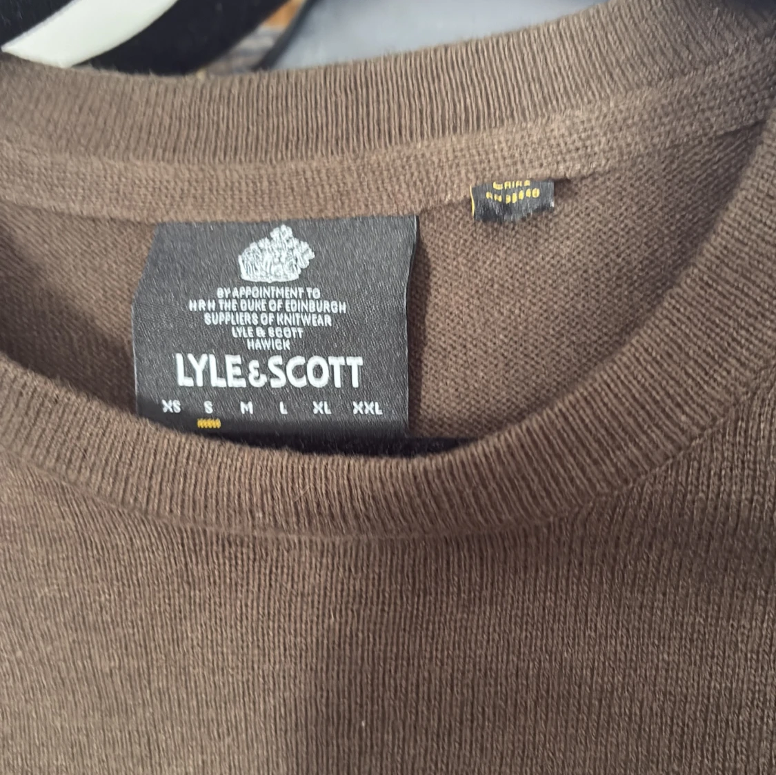 Brun stickad tröja från Lyle & Scott - 1