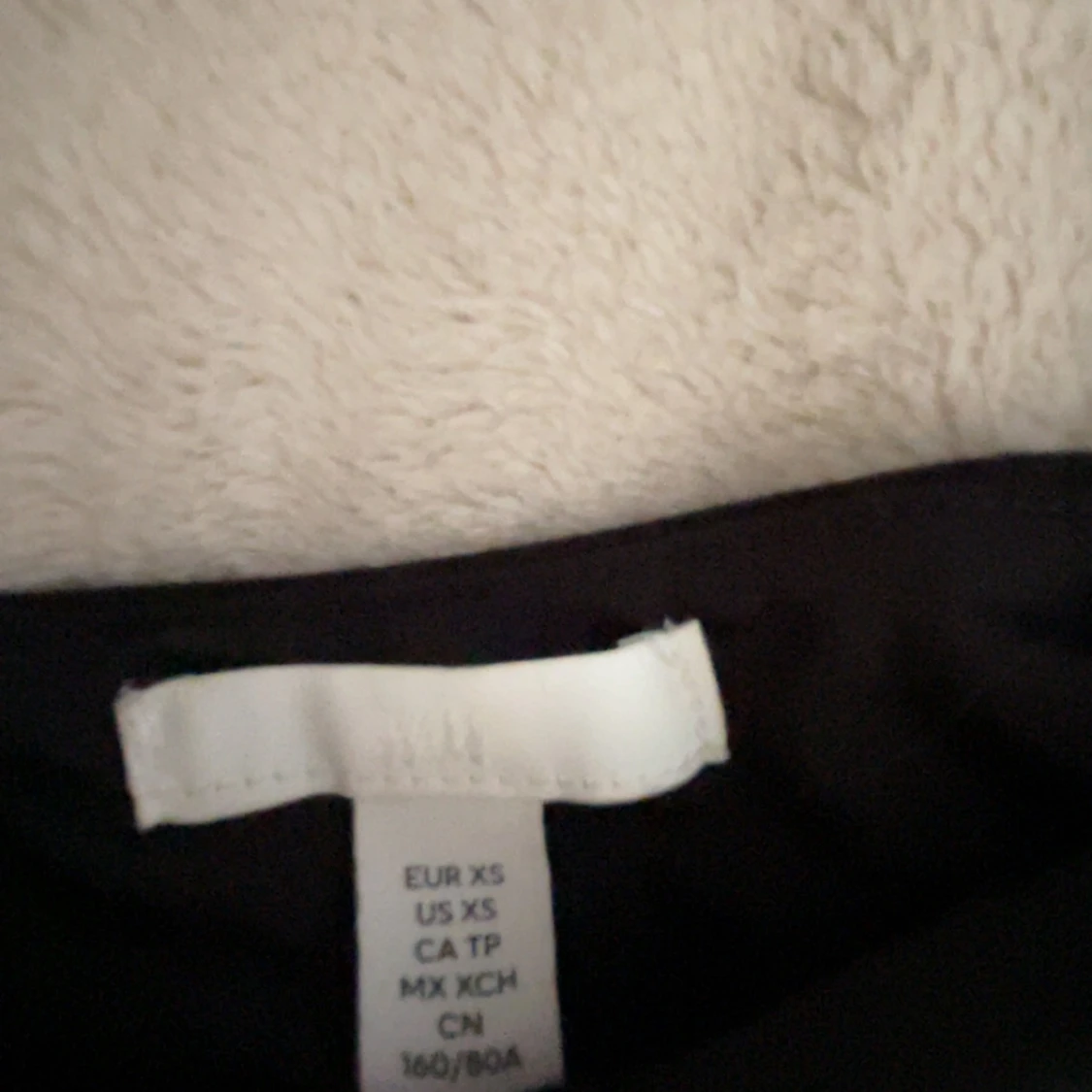 Svart v-ringad topp med trekvartsärm - 1