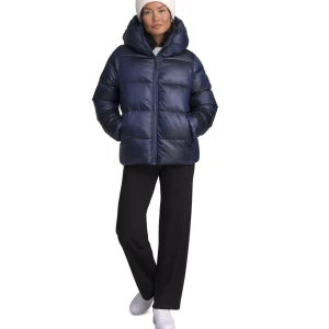 Mörkblå pufferjacka  - Säljer en mörkblå pufferjacka då den är lite för stor för mig. Ny pris 999!!🌟