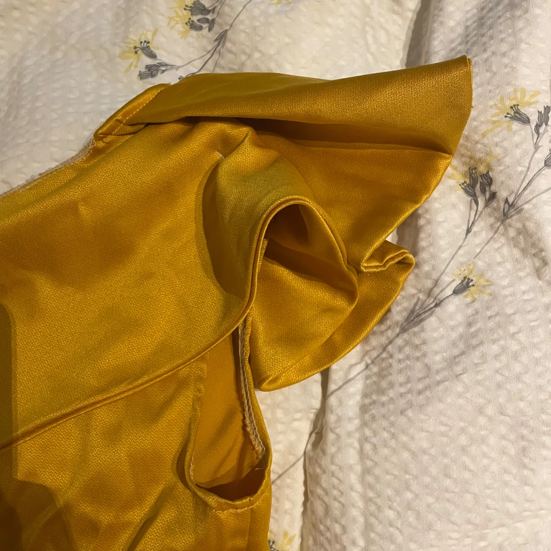 Gul one shoulder topp från DEN-D - 1