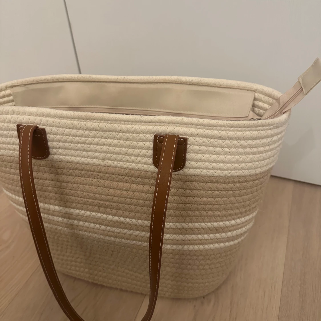 Beige strandväska från Akè  - 2