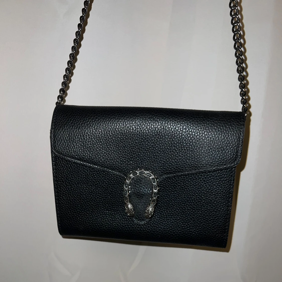 Svart axelväska med kedja och spänne - 1
