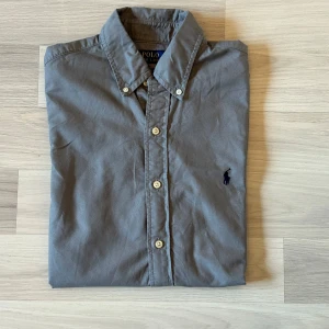 Grå Ralph lauren kortärmad skjorta  - Grå Ralph lauren kortärmad skjorta | Storlek - M | Skick - 8,5/10 - mycket bra | Inga defekter | nypris - 1900kr | hör av er vid frågor eller funderingar 🙌