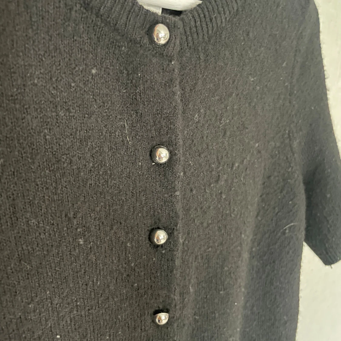 Svart stickad kofta med pärlknappar - 3