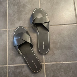 Svarta sandaler från Even&Odd - Aldrig använda tofflor, passar 39/40
