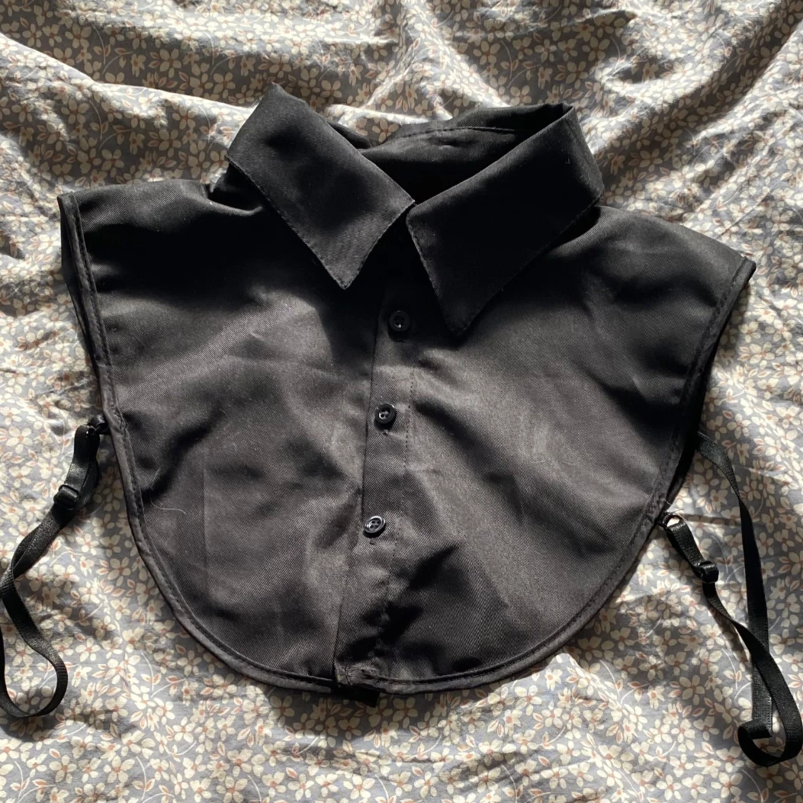 Svart lös kragskjorta med knappar