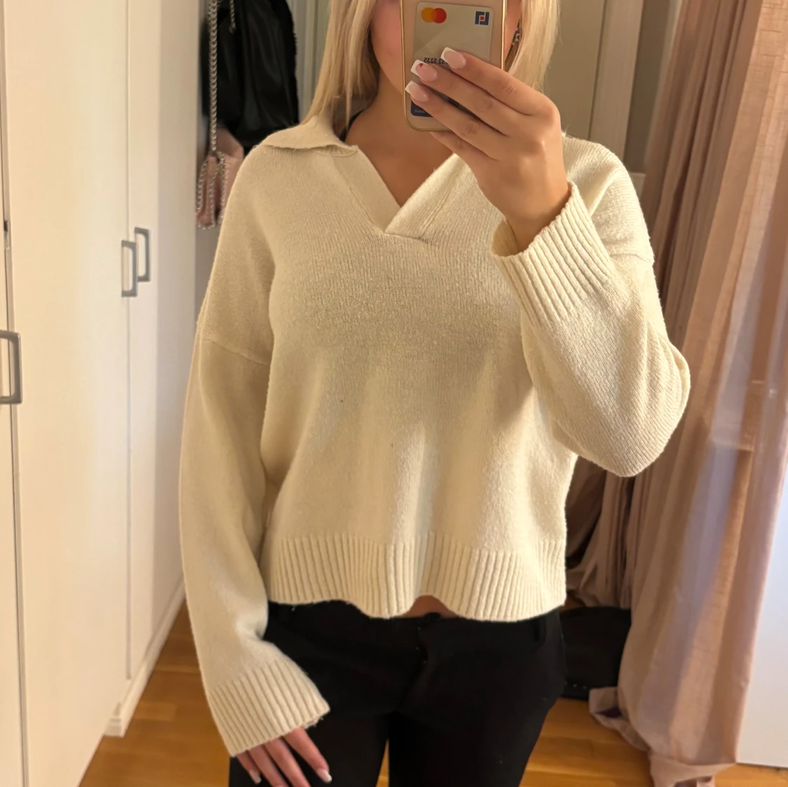Beige stickad tröja med krage