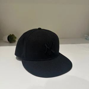 New era 59fifty - Hej, säljer nu min extremt fina och stilrena keps från märket new era till ett oslagbart pris. Kepsen är i storlek 57,7 och är i väldigt fint sick. Skriv vid fler funderingar!