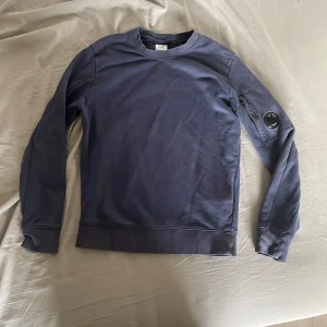 CP COMPANY TRÖJA - säljer nu min blåa cp company tröja då den blivit för liten storlek M skriv vid funderingar kan gå ner i pris 