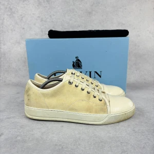 LANVIN DBB1 CAP TOE SNEAKER - – Condition: 8/10  - Size: 43/UK9  – What is included: Only the sneakers  – Retail price: 5500 + SEK  Please note that Lanvins fit big and our recommendation is to go one size down